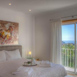 Villa Montanha, 4 Bedroom Villa, with swimming pool, loungers and alfresco dining, 20 min walk to the beautiful Praia da Luz Beach, Shops, Bars and Restaurants!
