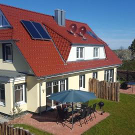 Ferienhäuser Hühnergott und Kranichnest, Sauna, Kamin und Garten, hotell sihtkohas Breege