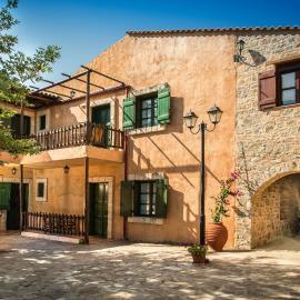 Enagron Ecotourism Village، فندق في Axós