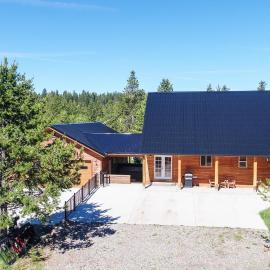 Rimfire Refuge by KABINO Hot Tub Fire Pit Sauna PS3 Grill WiFi Loft, Hotel in Island Park