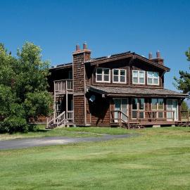 Quickdraw by KABINO Satellite WiFi Awesome Location Sleds Welcome Condo on Golf Course, hotel di Island Park