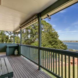 The Point - Spacious Waterfront Escape, hotel in Lakes Entrance