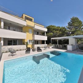 Luxury Villa Nada with Pool, hotel in Petrcane