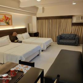 Tagaytay Staycation by Naya and Darla w Free Swimming Pool, WiFi & Netflix – hotel w mieście Tagaytay