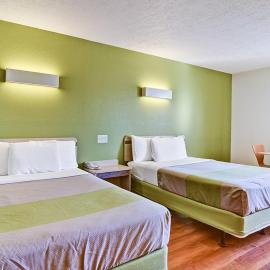 Suburban Studios: Moon şehrinde bir otel