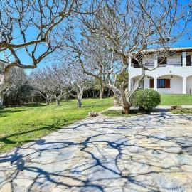 Light-filled home with Garden near Beach