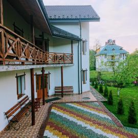 Hollywood, Hotel in Jaremtsche