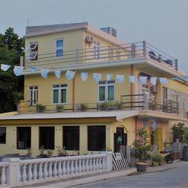 Siayanrock Hometel, hotel u gradu Ivana