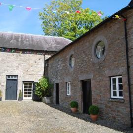 Glanhenwye Courtyard Cottages, hotel a Glasbury