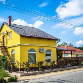 Mickey's Thermal Apartments, hotel in Tiszakécske