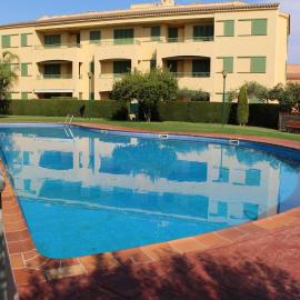 Apartamento planta baja acceso directo piscina, hotel u gradu 'Calafat'