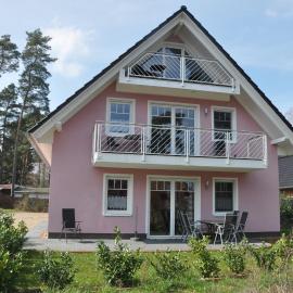 Ferienhaus Müritzzauber / 1 Zimmer Dachgeschoss-Appartement, hotel in Röbel