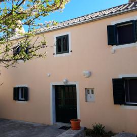 Holiday house Jasna in island center, hotel di Silba
