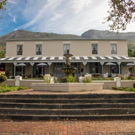 Pontac Manor Hotel & Restaurant، فندق في بارل