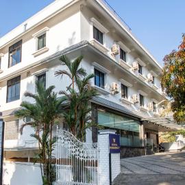 Royal Residency، فندق في كاكاناد