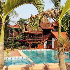Golden Teak Home Resort, hotel v destinaci Saraphi