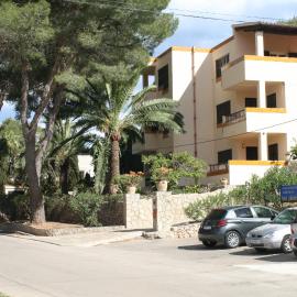 Apartamentos Los Pinos, hotel di Cala Murada