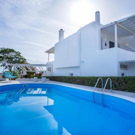 Sarwnisland, hotel u gradu 'Lagonissi'