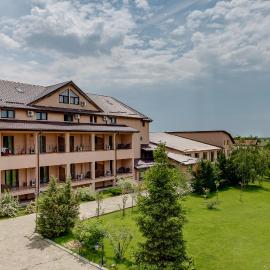 Club Insieme Grand Resort, готель у місті Potlogi