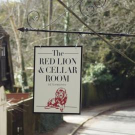 The Red Lion & Cellar Room, Betchworth, hotell i Betchworth