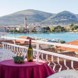 Villa Jadran Trogir ćiovo โรงแรมในโตรกีร์