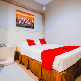 RedDoorz Plus near Sultan Hasanuddin Airport, hotelli kohteessa Makassar