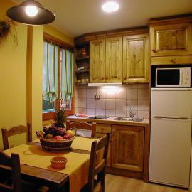 Apartamentos Los Pirineos - Atencion personal, hotelli kohteessa Biescas
