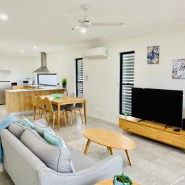 DAYDREAMING Airlie Beach, Water views & only 200m to boardwalk., hotel in Cannonvale