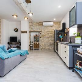 Apartment in Benkovac with a hot tub, hotel in Benkovac