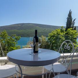 Riva Residence, hotel in Đenovići