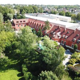 Dworek 1885, Hotel in Schildberg