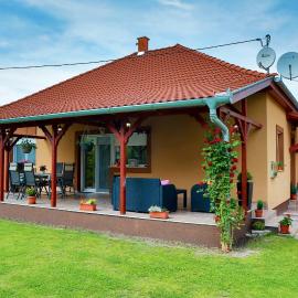 Villa Eszter, hotel in Balatonkeresztúr
