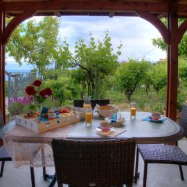 Guesthouse Agia Triada، فندق في كوروني