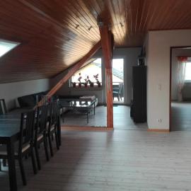 Große Ferienwohnung mit Balkon zwischen Odenwald, Taubertal und Bauland, hotel in Berolzheim