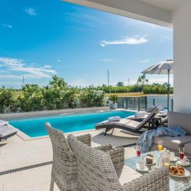 Villa Ana,luxury wellness villa with heated pool and jacuzzi، فندق في بريفلاكا