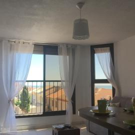 Charmant studio Toi et Moi à 30 m de la plage et de Valras centre avec linge de lit et ménage inclus, hotel in Valras-Plage