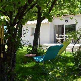 Charmante maisonnette indépendante avec piscine à Goult, hotel a Goult
