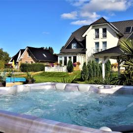 Fewo Traum, 4-Sterne FeWo's mit Pool und Whirlpool, Grillecke mit neuem Pavillon im Garten, am Achterwasser mit Badestrand, wenige Autominuten bis zur Ostsee, Überweisung oder Bar akzeptiert, hotell i Neppermin