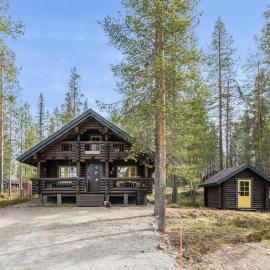 Holiday Home Riekonmarja by Interhome, hotel in Äkäslompolo