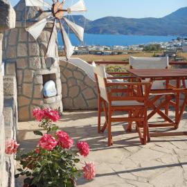 Christos rooms milos, hotel di Adamas