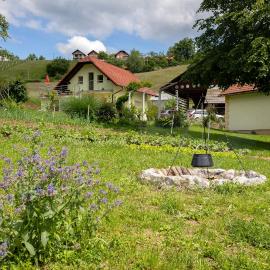 Domačija Vesel โรงแรมในTrebnje