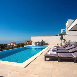Villa Nano, 4 bedrooms, jacuzzi, heated pool, sea views, pebble beach 850m, Hotel in Jesenice