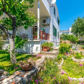 Apartment Garden by the sea