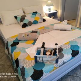 Timos Studios, hotel Romanóban