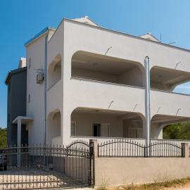 Apartment Vodice - Lovric, hotel in Vodice