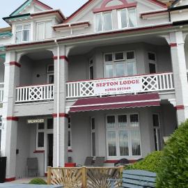 Sefton Lodge SEAFRONT ,PANORAMIC SEA VIEW ENSUITE BALCONY ROOMS AVAILABLE, GUEST GARDEN