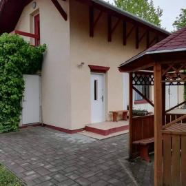 Tuja Vendégház, hotel v destinácii Lajoskomárom