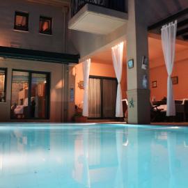 4-seasons pool villa near Meteora – hotel w mieście Tríkala