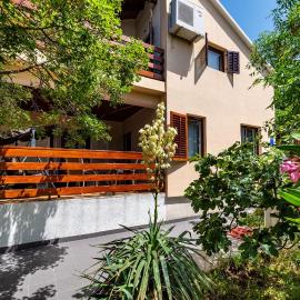 Vacation house Anna, Hotel in Karlobag