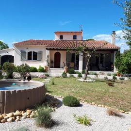 Les Coronilles, hotel in Saint-Maximin-la-Sainte-Baume